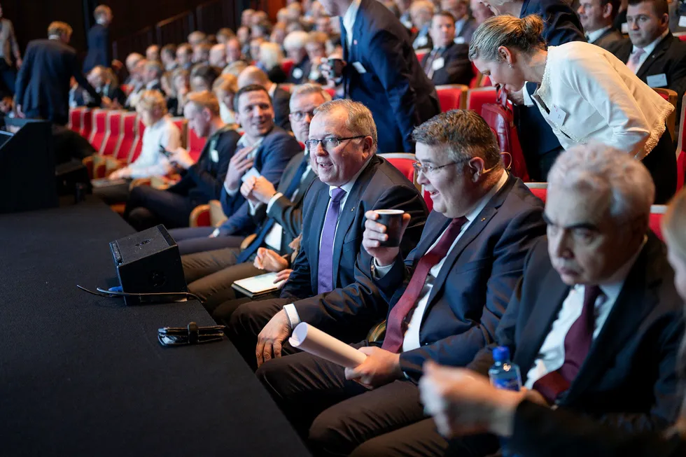 Equinor-sjef Eldar Sætre, olje- og energiminister Kjell-Børge Freiberg og sjef for IEA, Fatih Birol, i delvis lystig stemning på oljeselskapets høstkonferanse.