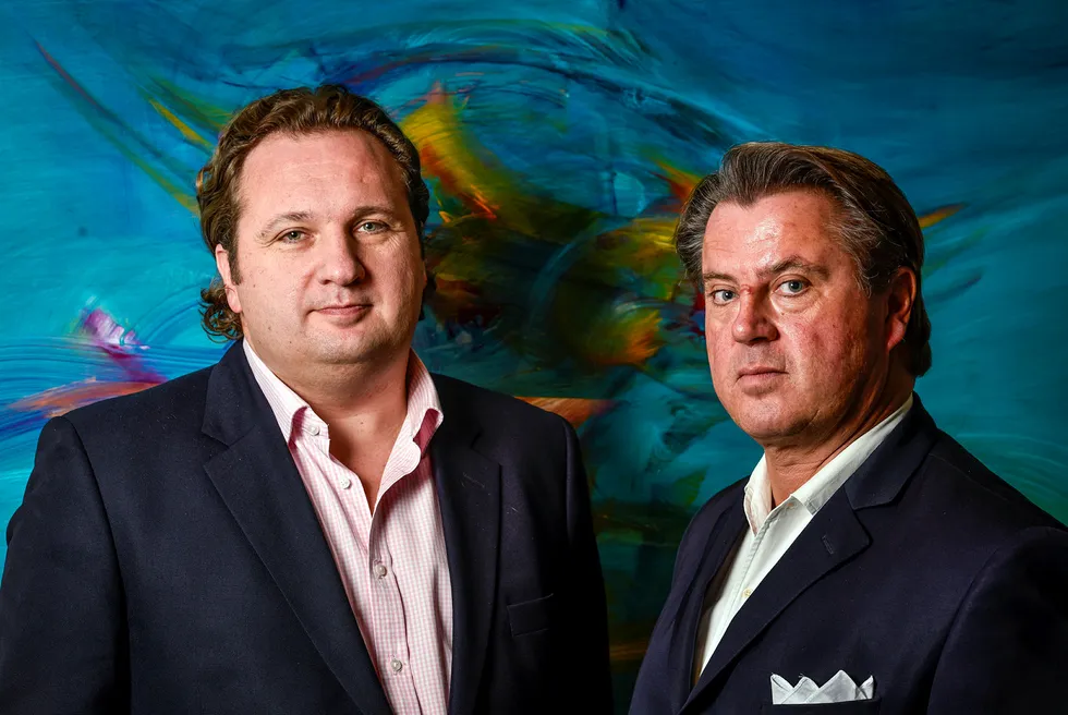 Clarksons-sjef Andi Case (t.v.), her med Peter M. Anker i forbindelse med fusjonen med norske R.S. Platou i 2014. Foto: VisMedia/justin Thomas