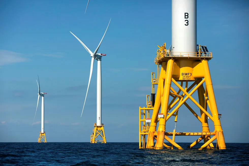 Her ses tre vindturbiner fra Deepwater Wind-prosjektet til Ørsted. Den danske vindprodusenten vil nå inngå partnerskap med britiske BP om hydrogen.