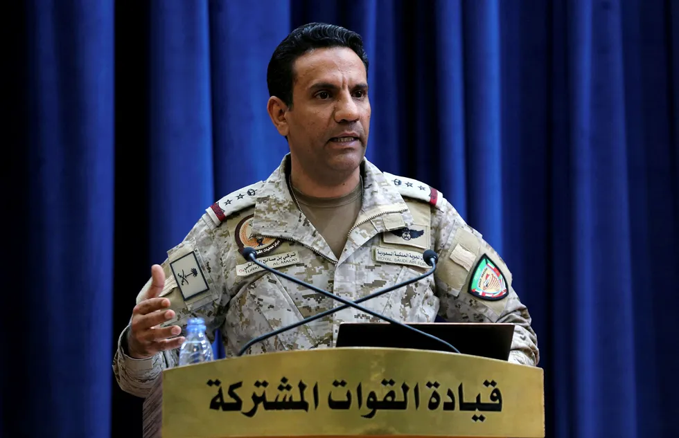 Oberst Turki Al-Malik, her avbildet på pressekonferanse i helgen, har uttalt at Saudi-Arabia har bevis på at Iran stod bak angrepene mot de to oljeanleggene lørdag.