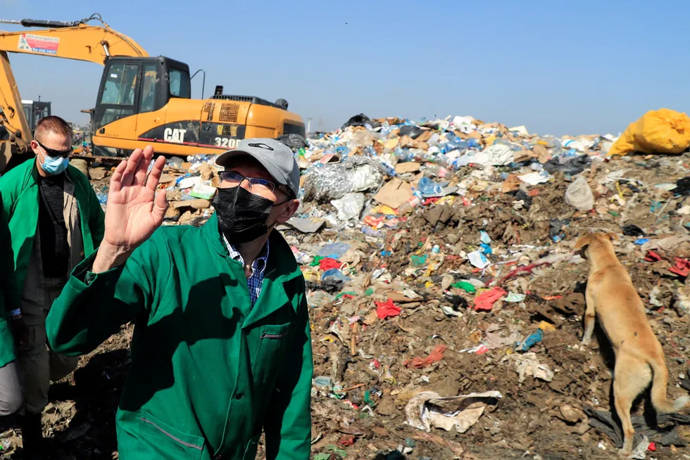 Klima- og miljøminister Espen Barth Eide deltok på et miljøtoppmøte i FN i Nairobi, Kenya i februar i år. Der besøkte han søppelfyllingen Dandora. Møtet handlet om plastproblemet. En ny FN-rapport om klima viser at verden heller ikke er i nærheten av å begrense klimaproblemet.