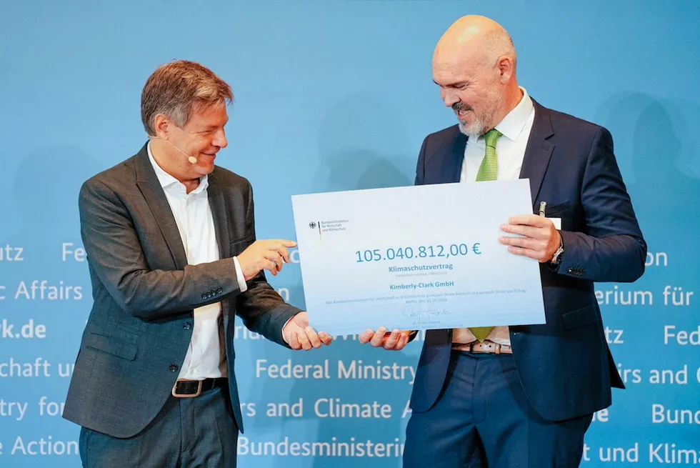 German Vice-Chancellor and federal minister for Economic Affairs and Climate Action, (left) symbolically presents a climate protection contract to an unidentfied executive at Kimberley-Clark, one of the recipients of the awards (albeit for a project not including hydrogen).