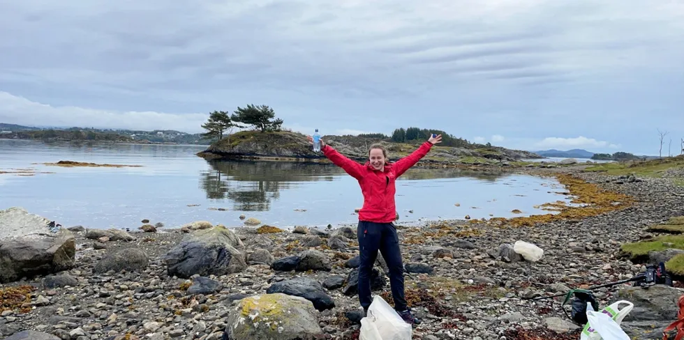 Camilla Klævold fra Sildelaget er med på Strandrydding på Tyssøyna vest for Bergen.