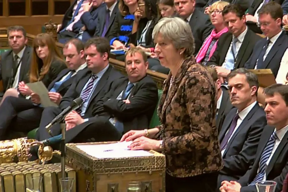 Storbritannias statsminister theresa May får kritikk i parlamentet. Foto: HO/PRU/AFP/NTB Scanpix