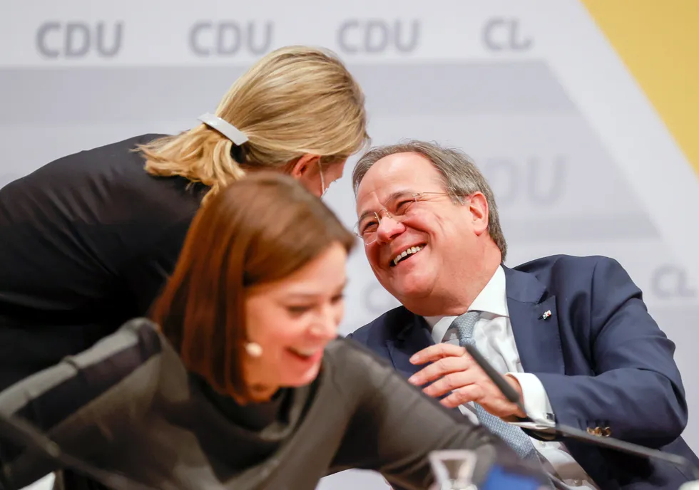 Armin Laschet (bildet) eller Markus Söder er favoritter til å ta over etter Angela Merkel. Her er Laschet sammen med partikolleger under partiets møte i helgen.