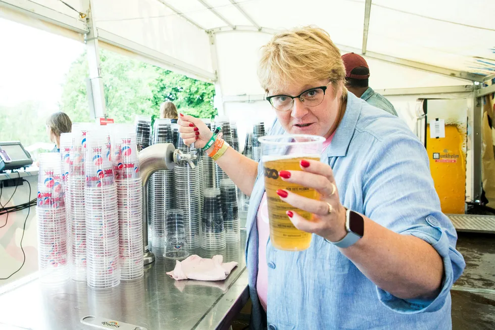 I år blir det øl i hardplast som skal gjenbrukes på Øyafestivalen. På bildet tapper kulturminister Trine Skei Grande øl på fjorårets festival.