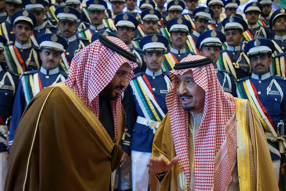 Saudi-Arabias konge Salman bin Abdulaziz (til høyre) og kronprins Mohammed bin Salman (til venstre) har kondolert dødsfallet til Jamal Khashoggi overfor Khashoggia familie.