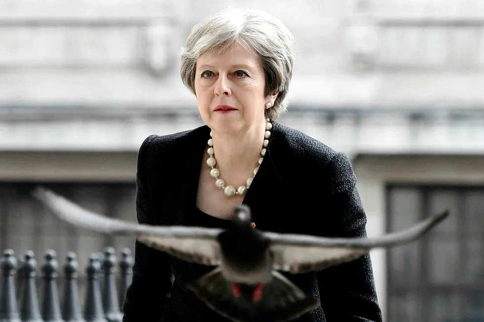 Theresa May kan stille kabinettsspørsmål, men risikerer stadig å bli stemt ned fordi konservative EU-entusiaster mener «hensynet til landet er viktigere enn hensynet til partiet». Det kan ende med nyvalg. Foto: Pool New/Reuters/NTB Scanpix
