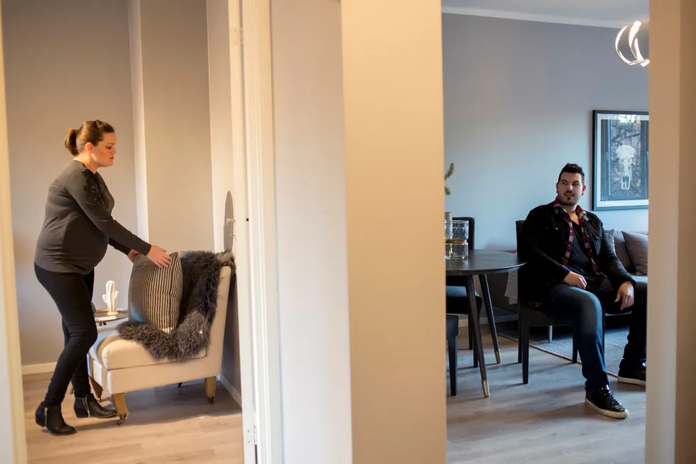 Stine Pettersen og Christian Bustillo har brukt de siste månedene på å pusse opp den nedslitte leiligheten de kjøpte ved Carl Berner i Oslo tidlig i høst. I romjulen skulle den selges for å investere i ny bolig i Oslo. Med ny boliglånsforskrift er de usikre på hva de vil gjøre. Foto: Javad Parsa