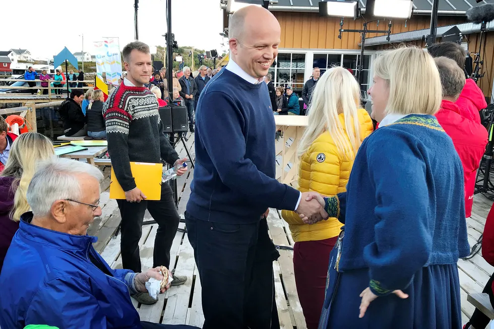 Torsdag kveld deltok Sp-leder Trygve Slagsvold Vedum på NRKs folkemøte fra Reine i Lofoten. Der hilste han på representanter for bunadsgeriljaen som kjemper for lokale fødetilbud. Til venstre står Vedums spinndoktor Lars Vangen.
