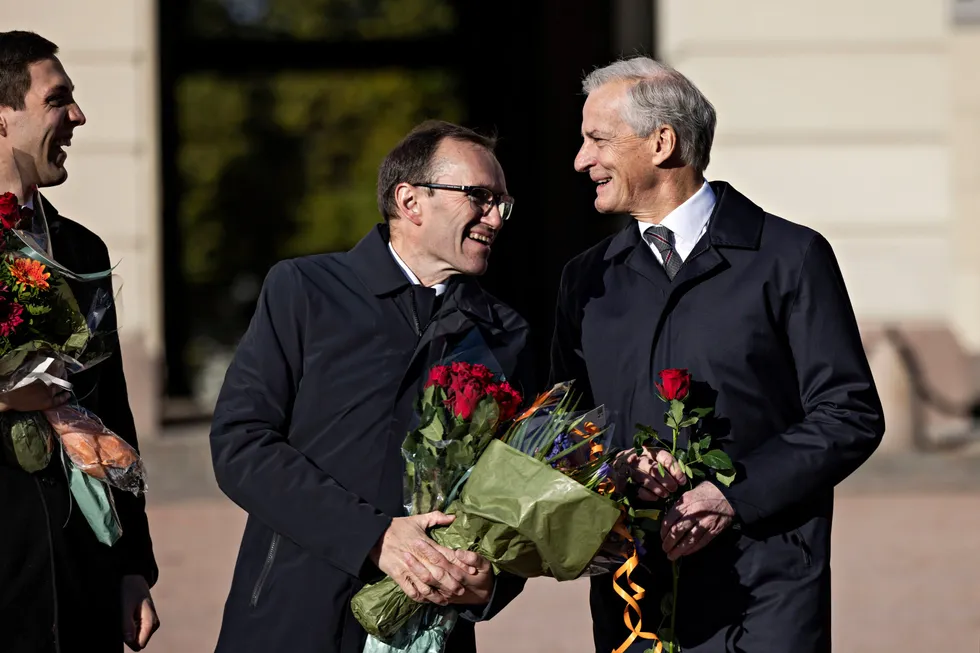 Jonas Gahr Støre presenterte Espen Barth Eide (midten) som ny utenriksminister på Slottsplassen mandag. Til venstre nyslått klima- og miljøminister Andreas Bjelland Eriksen.