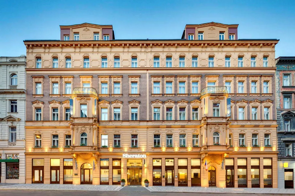 Lars Wenaas har kjøpt luksushotellet Sheraton Charles Square i Praha. Foto: Wenaasgruppen