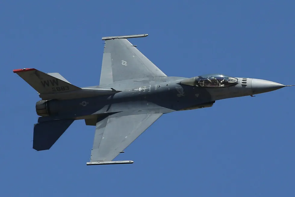 Et amerikansk jagerfly av typen F-16 under en oppvisning i India. Trump-administrasjonen vil selge jagerfly til Taiwan, noe som neppe vil bli tatt godt imot i Beijing.