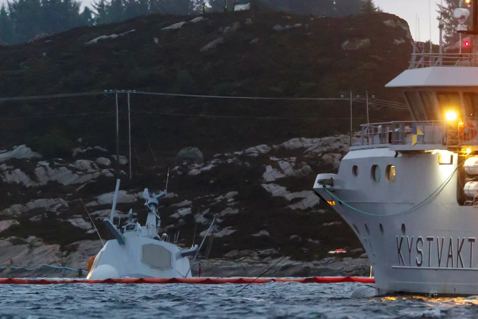 Det pågår kontinuerlig arbeid rundt den havarerte fregatten KNM «Helge Ingstad». Havaristen er så vidt synlig over vannskorpen etter at skipet sank ytterligere tirsdag.