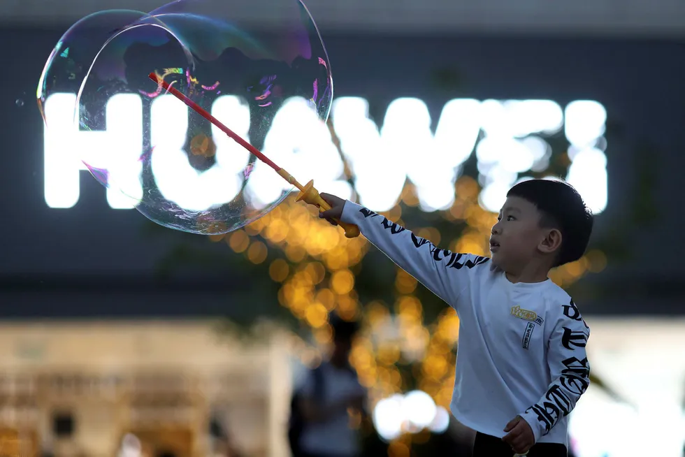 I Kina har det ikke vært tvil om at USA bruker Huawei som et forhandlingskort for å starte forhandlingene igjen og få på plass en handelsavtale. President Donald Trump åpner døren for at Huawei kan inngå i en fremtidig handelsavtale med USA.