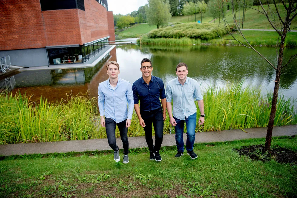 De tre studentene, fra venstre Christer Mathiesen, Erlend Sierra og Eirik Worren Legernæs møttes på NTNU og startet droneteknologiselskapet Versor. Nå er de ett av ti oppstartsselskaper fra hele verden som skal holde hus hos Equinor på Fornebu i tre måneder i høst.