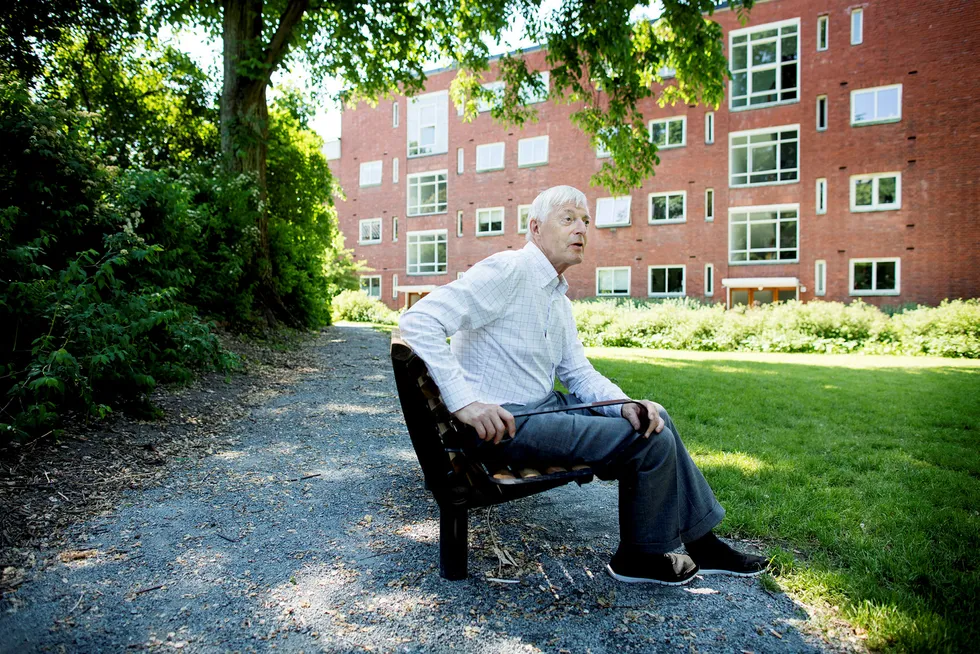 – Jeg har ikke noe imot å hjelpe en flyktning. Det har nå DNB satt en stopper for, sier Axel Bech (75). Foto: Øyvind Elvsborg
