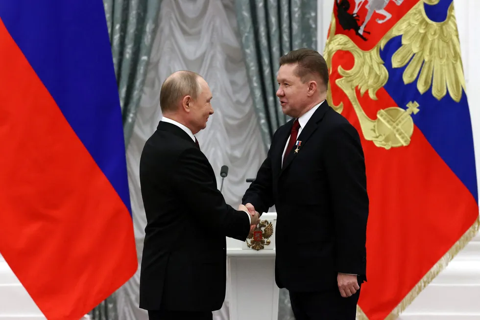 Ørsted fortviler over avtalen sin med Gazprom. Her blir Gazprom-toppsjefen Alexei Miller utnevnt som Helt av Russland av president Vladimir Putin 2. februar.