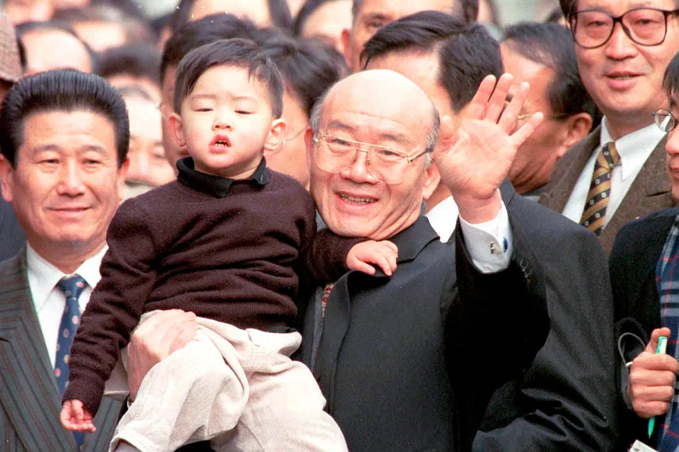 Chun ble i 1996 dømt til døden for forræderi, men henrettelsen ble omgjort etter en anke. Her vinker han til tilhengere og naboer med barnebarnet sitt på armen etter løslatelsen i 1997.
