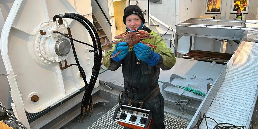 Dekkssjef Sindre Boge Østvik på «Haraldson» med en av årets første snøkrabber som er levert i Båtsfjord.