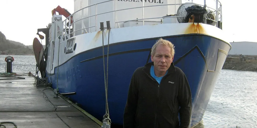 KRISE: – Det er krise at et stort område på revet mellom Lindesnes og Kristiansand er stengt for rekefiske, sier Lennart Danielsen på «Rosenvoll» av Mandal. Foto: Roy Harbakk