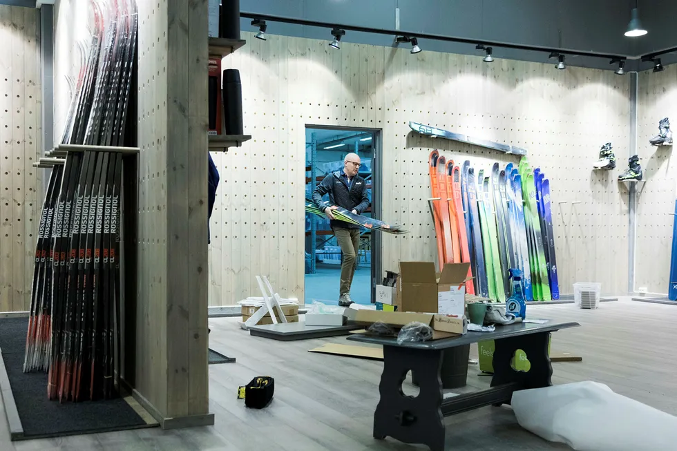 I Oslo har en nystartet sportsbutikk, Braasport.no, nettbutikk som hovedsalgskanal. I tillegg har den et utstillings- og demonstrasjonslokale hvor kundene kan booke en time for personlig service og veiledning i valg av utstyr. Her setter daglig leder Anders Baardseth på plass ski i showrommet. Foto: Gunnar Lier