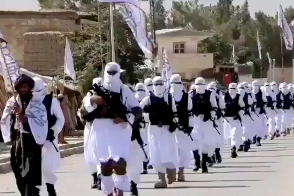 Talibankrigere marsjerer gjennom gatene i Qalat i Zabul-provinsen. «Vi kan håpe Taliban à la 2021 er «Nye Taliban». Men det er ikke lett å være optimist», skriver artikkelforfatteren.