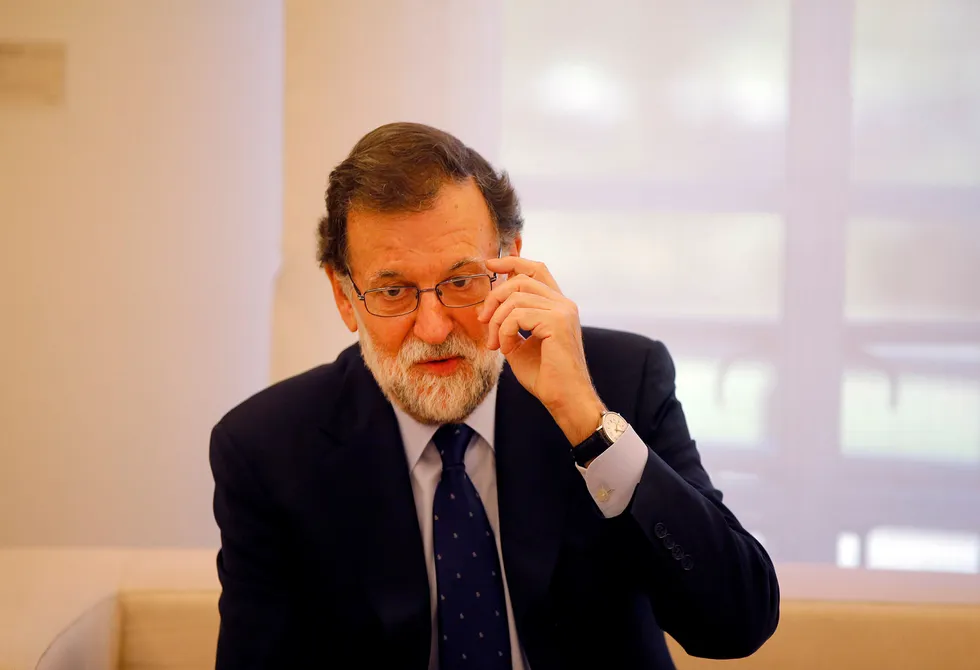 Spanias statsminister Mariano Rajoy har hittil vist svært liten vilje til å gå i dialog med de katalanske nasjonalistene. Onsdag samler han regjeringen til et krisemøte for å diskutere situasjonen etter at den katalanske presidenten Carles Puigdemont utsatte uavhengighetsspørsmålet og oppfordret til dialog for å løse den politiske krisen. Foto: Paul White/NTB Scanpix