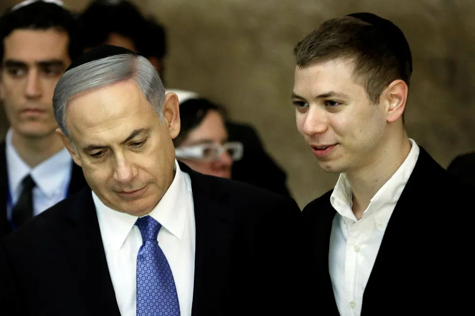 Yair Netanyahu (til høyre) har satt faren, Israels statsminister Benjamin Netanyahu, i en pinlig situasjon. Foto: Thomas Coex/AFP/NTB Scanpix