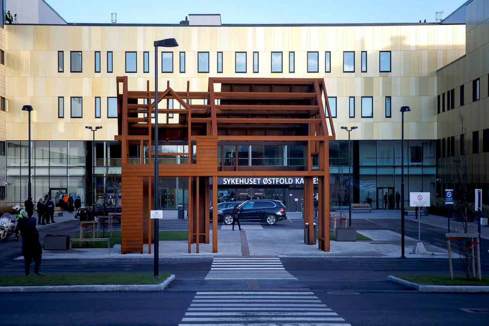 Det Sykehuset i Østfold har gjort er å etablere et lag med lettvekts-it (fra norske Imatis) på toppen av tungvektssystemene. Lettvekts-it er mobiltelefoner, nettbrett, sensorer og elektroniske tavler, som sykehuset har konfigurert for å støtte gjennomstrømningen av pasienter. Foto: Cornelius Poppe/NTB Scanpix