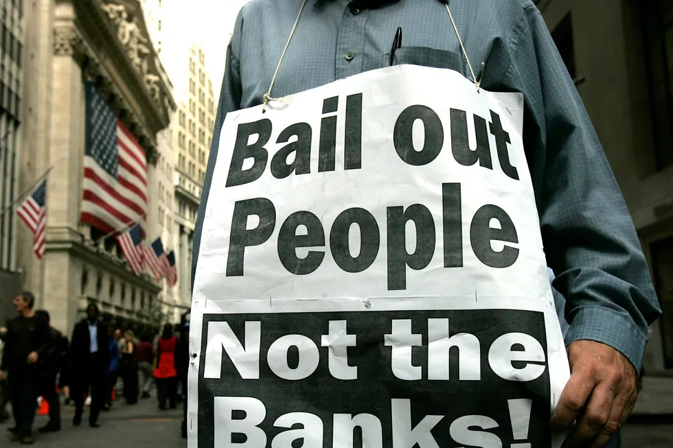 En demonstrant utenfor New York-børsen protesterte i september 2008 mot at skattebetalerne måtte redde investeringsbanker på Wall Street.