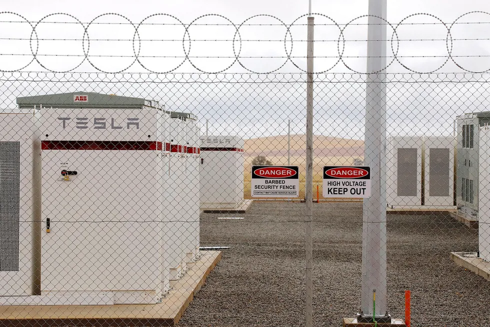 Et av verdens største litium ion-batterier laget av Tesla finner man i Australia. I forrige uke lanserte selskapet offisielt sitt megapack-batteri, med strømlagring for kraftbransjen.