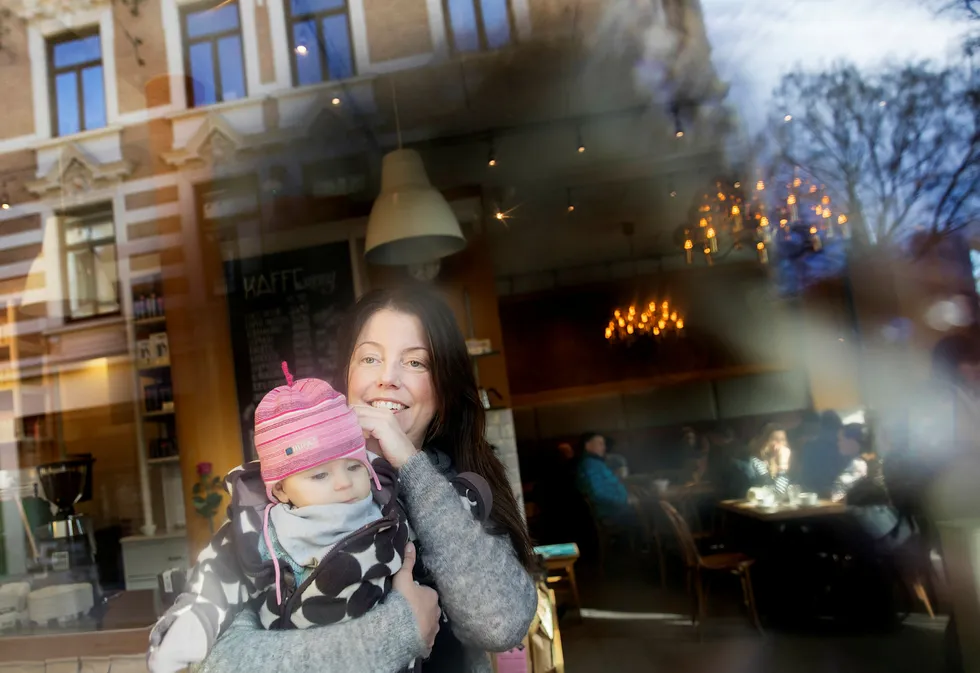 Marte Hvalryg (40), med datteren Ella (Syv måneder), er forbauset over at fedrenes uttak av permisjon har falt. Foto: Linda Næsfeldt