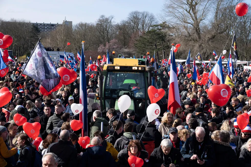 Sinte nederlandske bønder i protest mot regjeringens radikale klimatiltak.