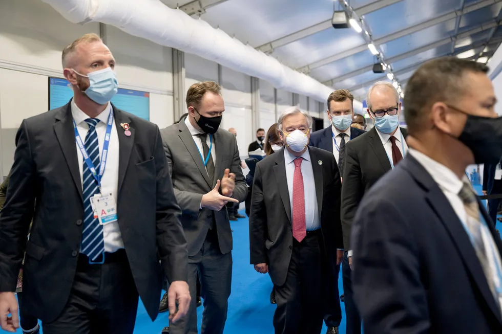 Danmarks klima- og energiminister, Dan Jørgensen, i ivrig samtale under klimatoppmøtet i Glasgow med generalsekretær António Guterres.