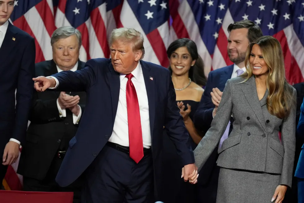 USAs tidligere og neste president Donald Trump hånd i hånd med den tidligere førstedamen Melania Trump på en valgvake i West Palm Beach i Florida.