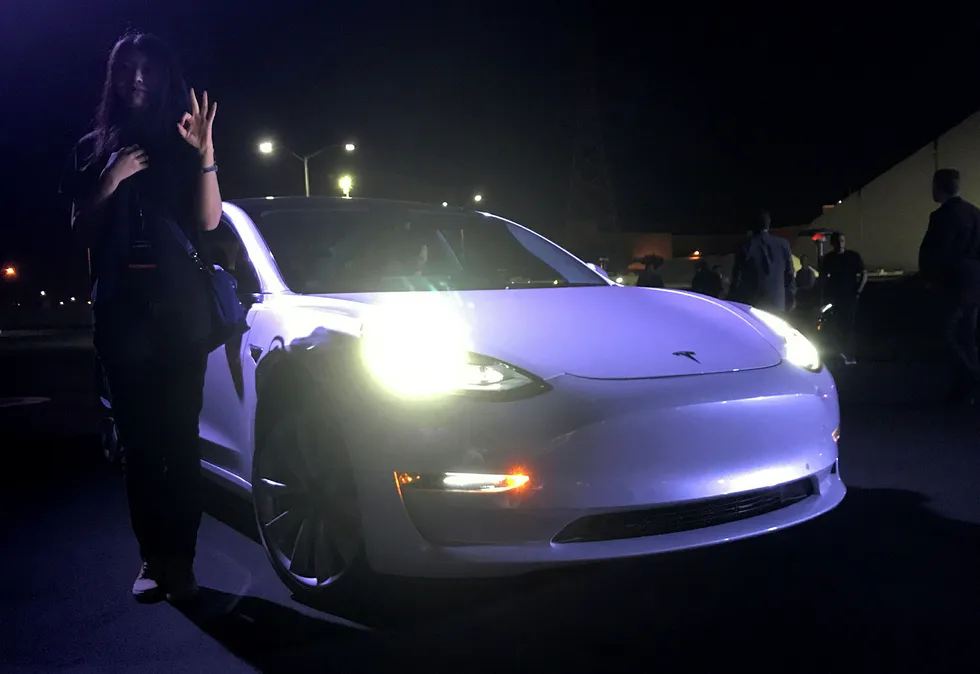 Et knippe Tesla-ansatte som har bestilt den nye Model 3 fikk overlevert sine biler på et arrangement på bilfabrikken i Fremont fredag kveld. REUTERS/Alexandria Sage Foto: STAFF/Alexandra Sage/Reuters/NTB Scanpix.