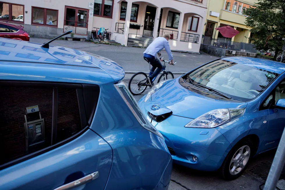 Leve bilen – eller skal vi si leve elbilen – er det viktigste i dagens transportpolitikk, til tross for at varene fortsatt må frem, sier forfatteren. Foto: Fredrik Bjerknes