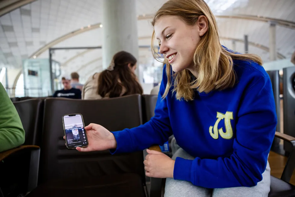 Marthe Granheim (18) flyr med Flyr for å besøke familie i Harstad. Hun har hørt mye bra om selskapet på Tiktok.