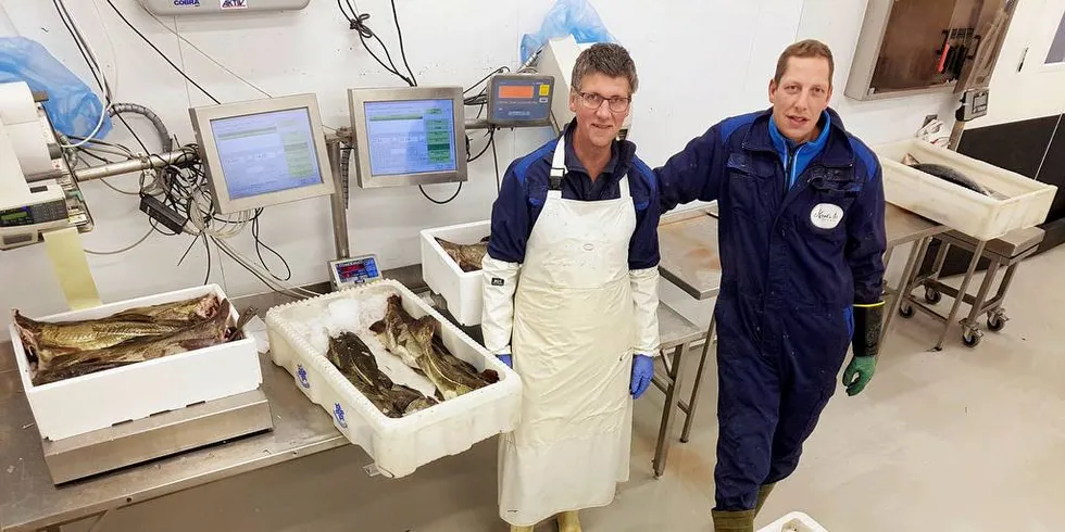 FORNØYD: Hos Karls Fisk and Skalldyr er Åge Solli og Tom Jarle Jensen godt fornøyd med den Kvænangen-torsken de sender ut til dagligvareforretninger og andre kunder.Foto: Karls Fisk and Skalldyr