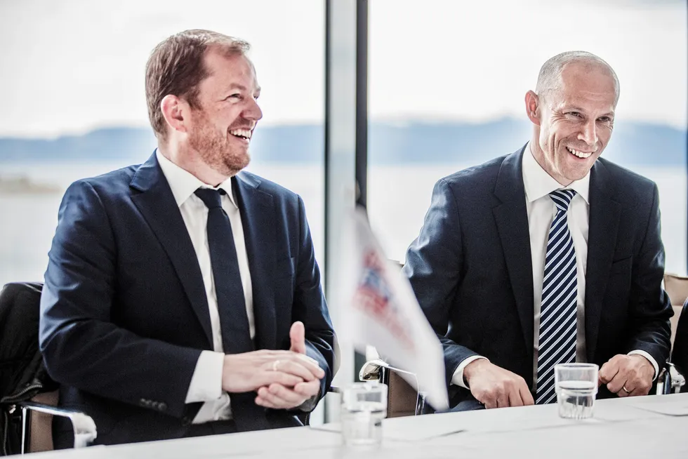 Administrerende direktør Charles Høstlund (til høyre) i i Norway Royal Salmon, og driftsdirektør Klaus Hatlebrekke, solgte på topp.