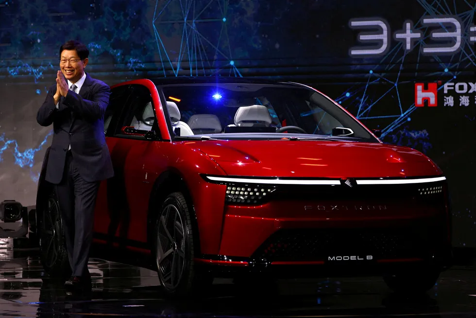 Foxconns styreformann Liu Young-way viser frem elbil-modellen «Model C» under den årlige teknologidagen i Taipei. Selskapet er verdens største kontraktsprodusent av elektronikk med selskaper som Apple, Sony og Dell på kundelisten.