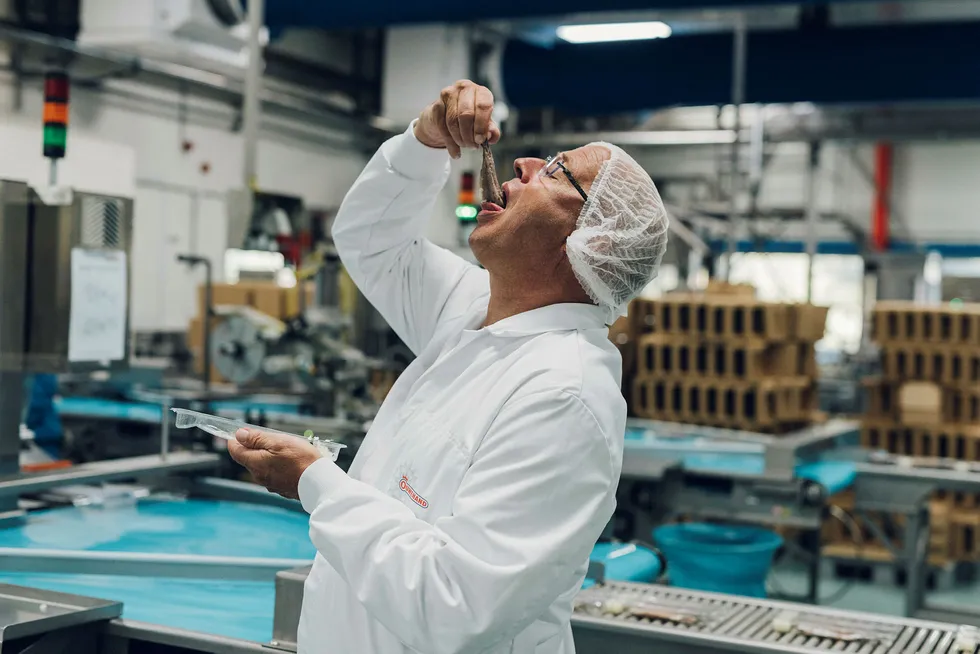 Delikatesse. Administrerende direktør Anton van der Plas i fiskefabrikken Ouwehand spiser en matjessild slik den nederlandske delikatessen skal spises.