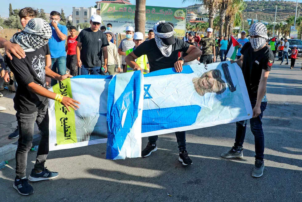Palestinske ungdommer holder et poster av kronprins Mohammed bin Zayed al-Nahyan mens de protesterer mot De forente arabiske emiraters beslutning om å normalisere forholdet til Israel.