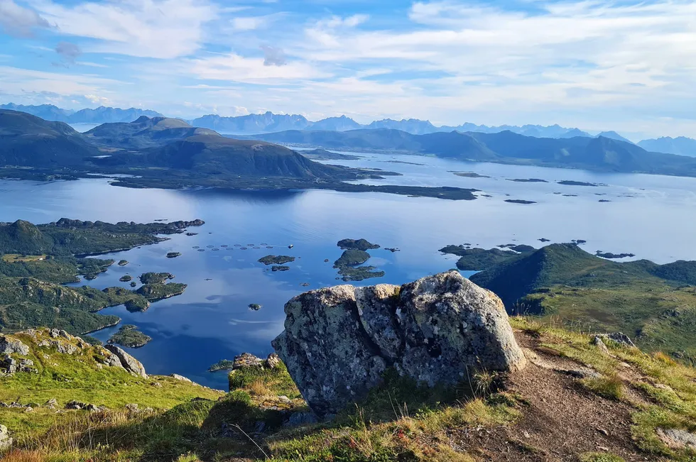 Matproduksjon på lokaliteten Hellfjorden i Bø i Vesterålen. Lokaliteten tilhører lakseprodusenten Egil Kristoffersen & Sønner. Bildet er tatt fra toppen av fjellet Breitinden.