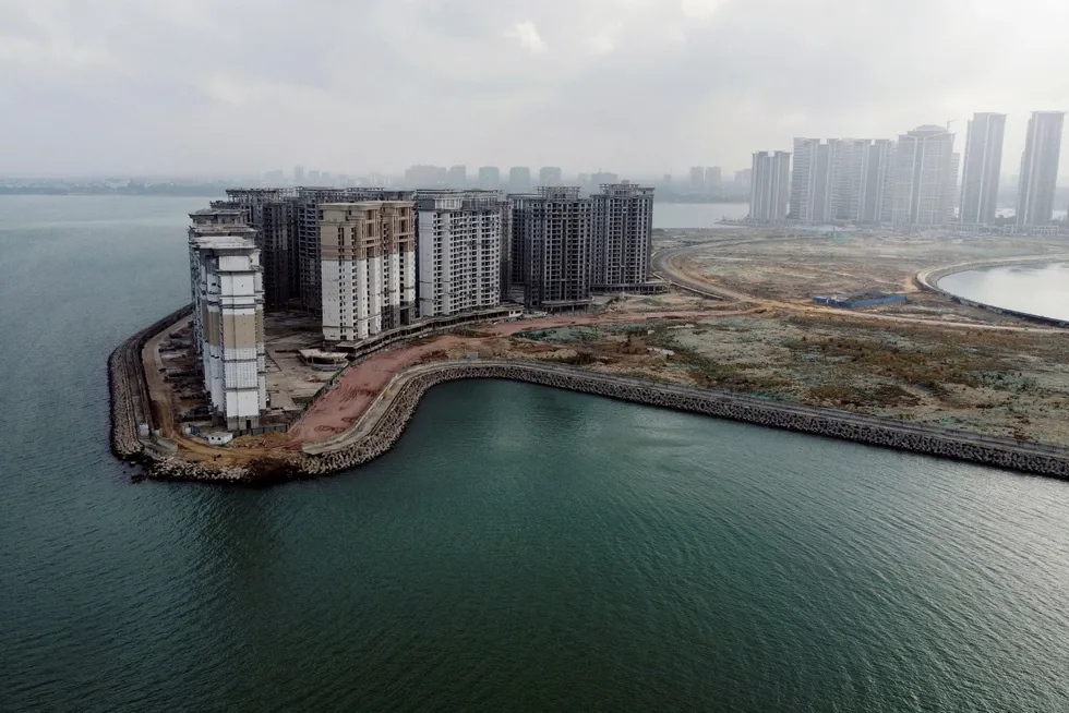 Den kinesiske veksten falt kraftig i andre kvartal og problemene står i kø. Kinesiske boligkjøpere har begynt å boikotte boliglån på grunn av leiligheter som ikke ferdigstilles. Her fra et eiendomsprosjekt tilhørende China Evergrande Group i Hainan-provinsen.