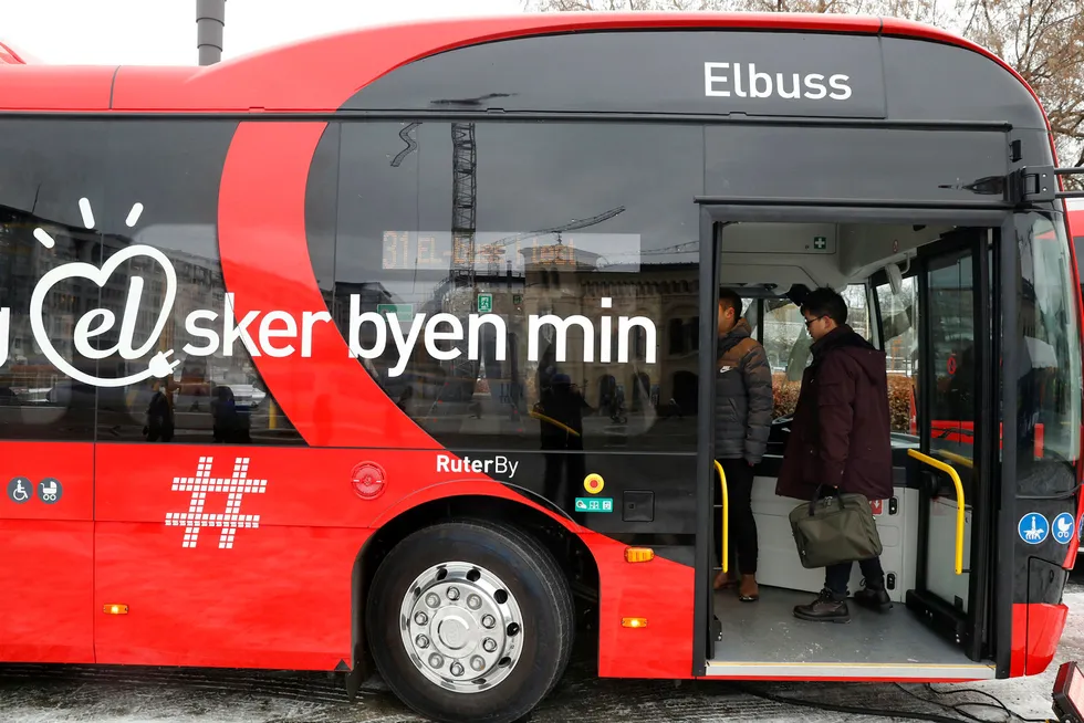 Ruter planlegger for å kunne frakte folk i sikkerhet om Oslo rammes av en naturkatastrofe eller terror. Her med de nye elbussene som er inn på testkjøring i Oslo.