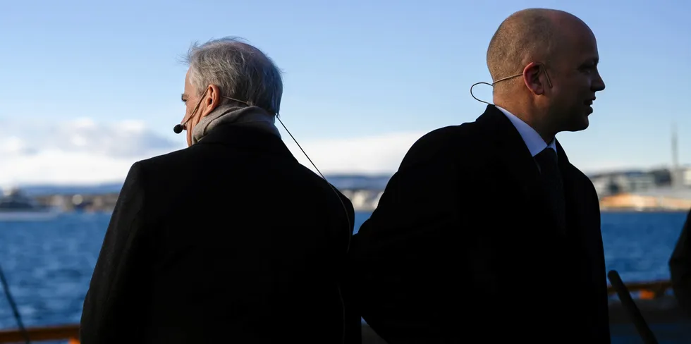 Finansminister Trygve Slagsvold Vedum og statsminister Jonas Gahr Støre (til venstre) la i dag frem regjeringens satsing på havvind. Foto: Fartein Rudjord