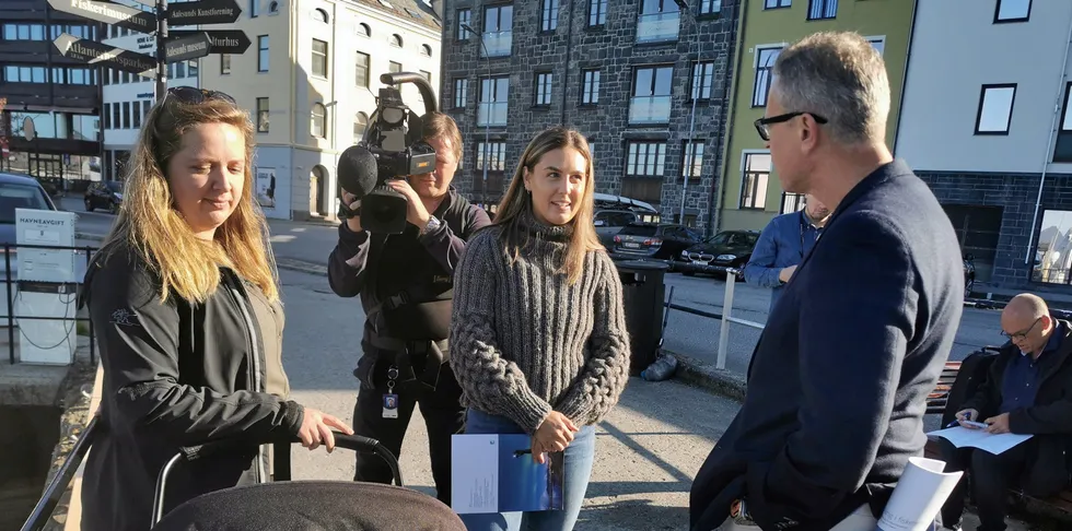 Fisker Vilde Oskarson (i midten) og fiskeriminister Odd Emil Ingebrigtsen i samtale i båthavna i Ålesund da regjeringens likestillingsstrategi ble lagt frem i slutten av august.