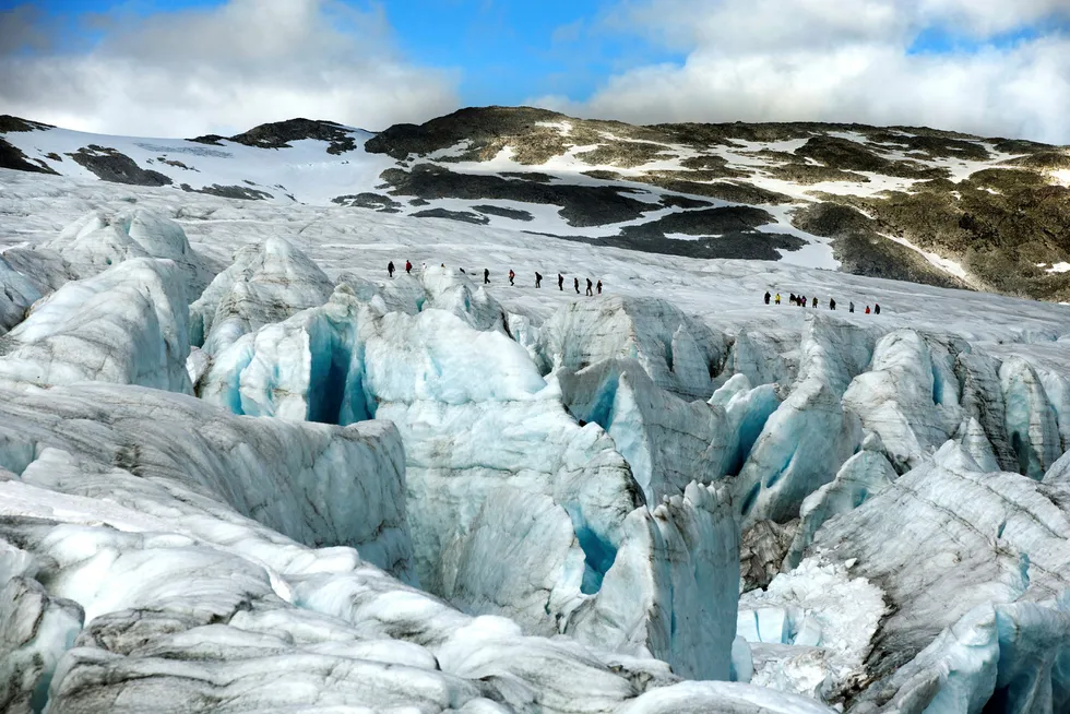 Brevandring på Austdalsbreen, en av utløperne fra Jostedalsbreen, i 2015. Norge mister viktige turistattraksjoner hvis isbreene smelter bort.